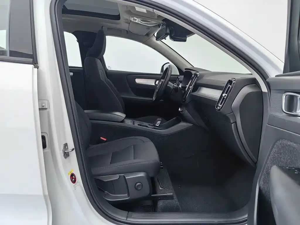 Volvo XC40 — фото 23