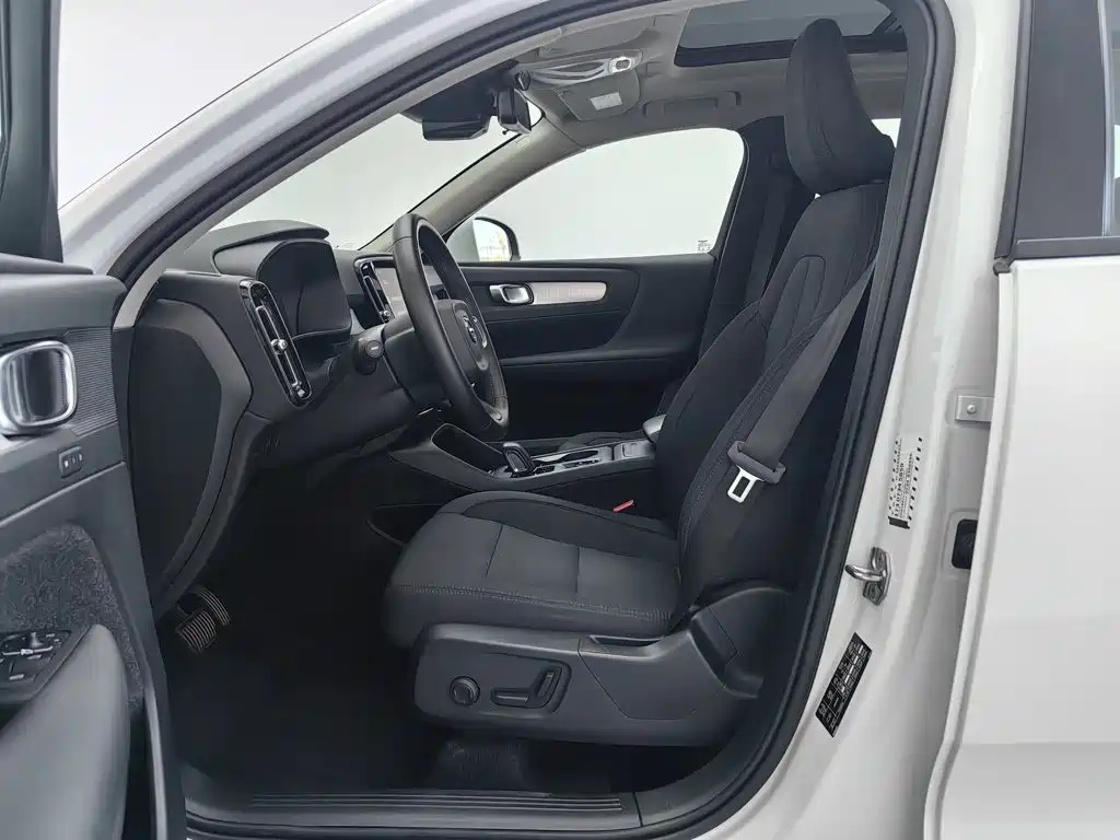 Volvo XC40 — фото 10