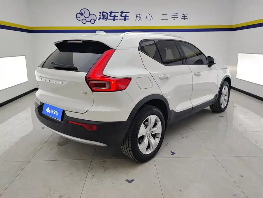 Volvo XC40 — фото 3