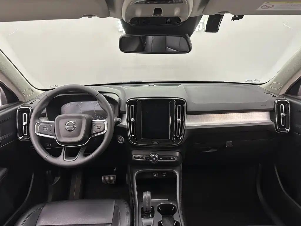 Volvo XC40 — фото 11