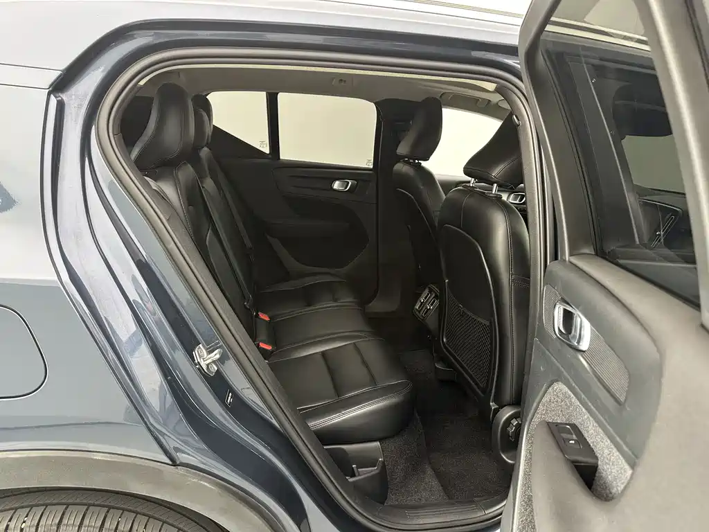 Volvo XC40 — фото 10