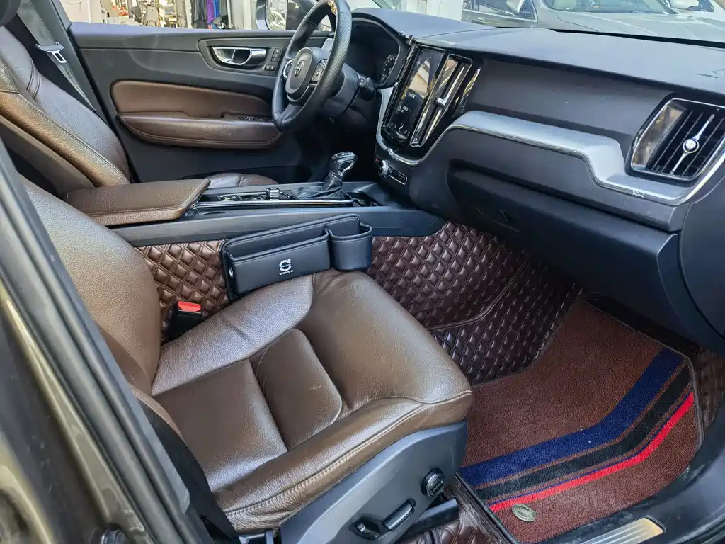 Volvo XC60 — фото 14