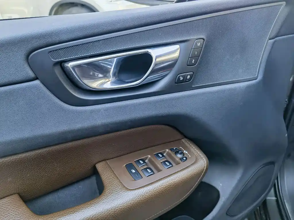 Volvo XC60 — фото 10