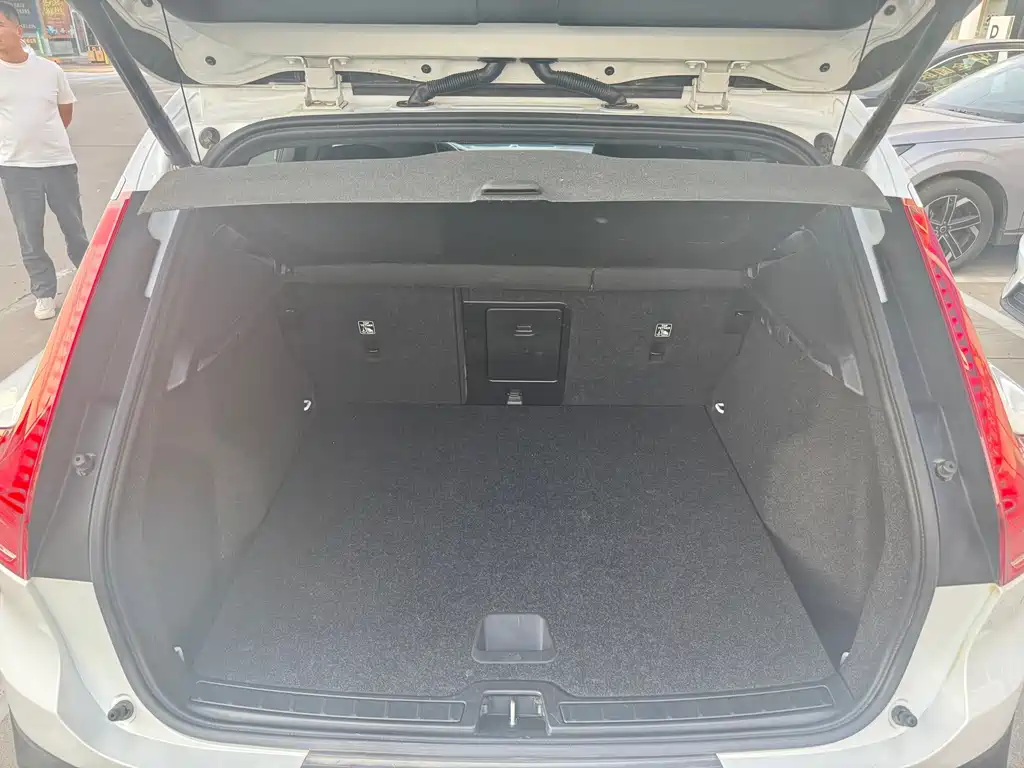 Volvo XC40 — фото 11