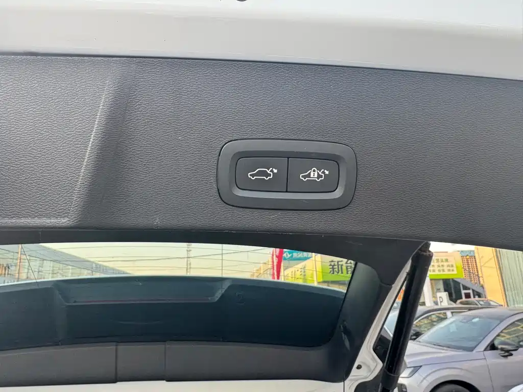 Volvo XC40 — фото 12