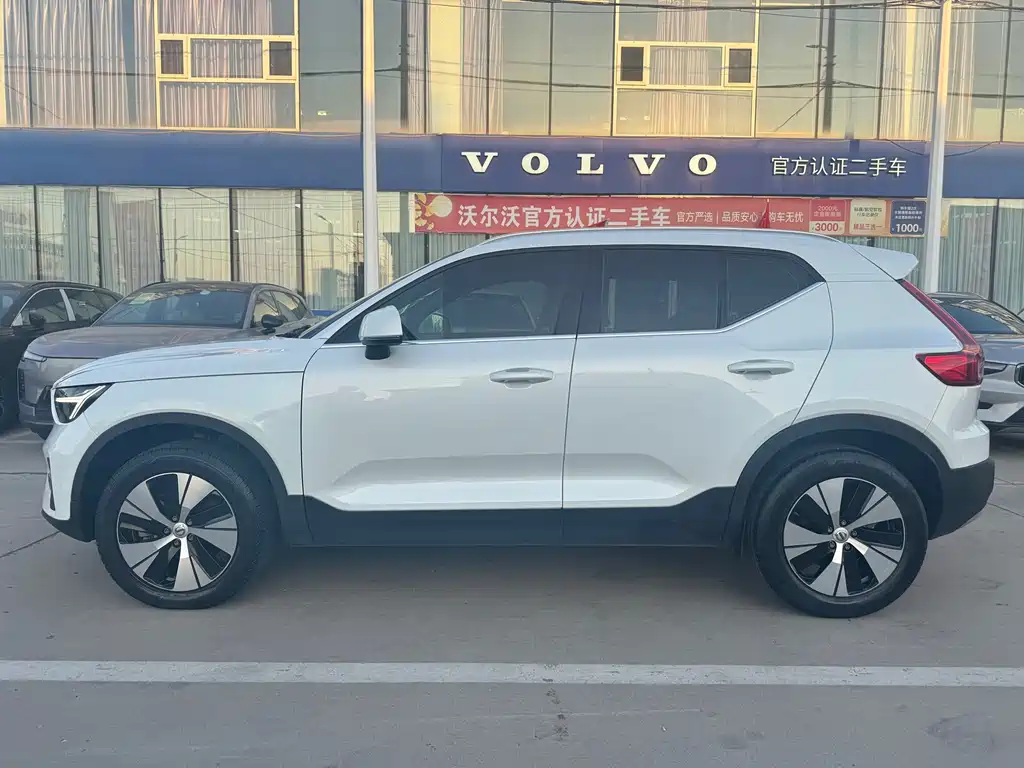 Volvo XC40 — фото 5