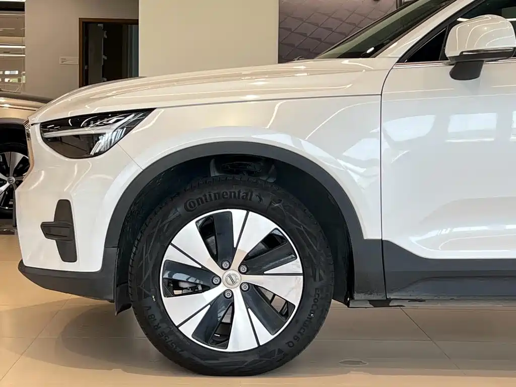 Volvo XC40 — фото 3