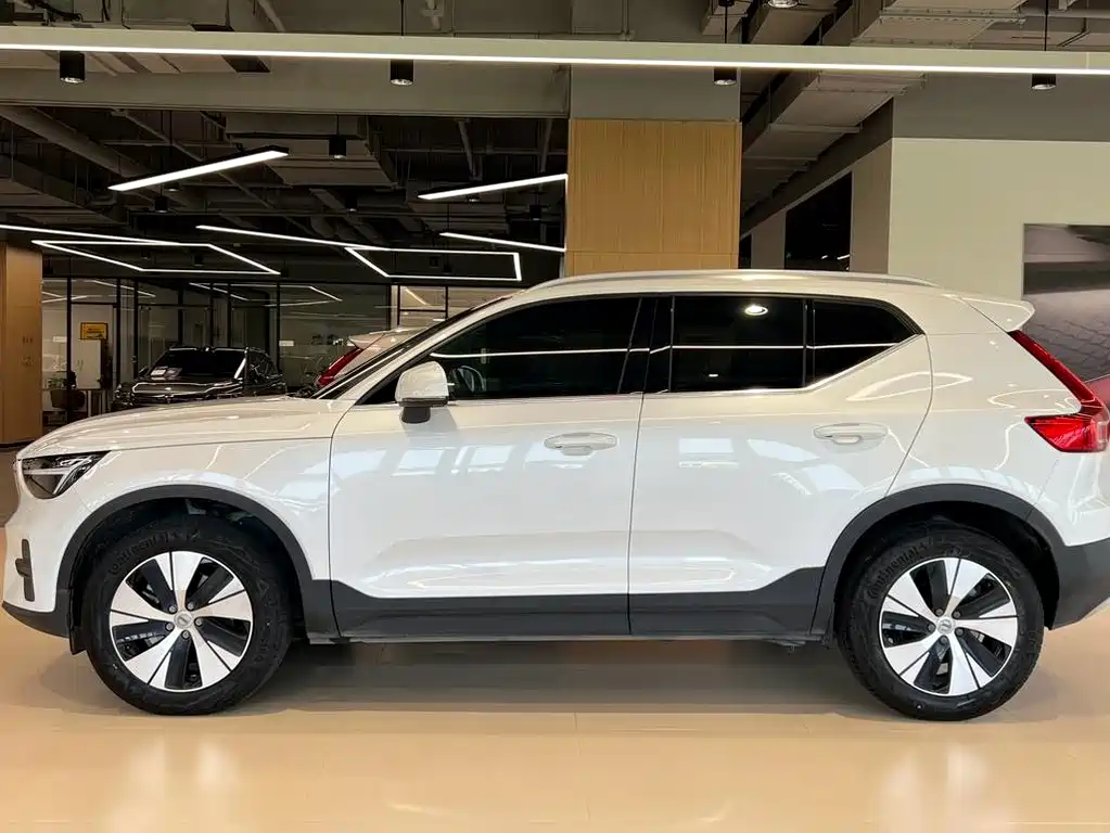 Volvo XC40 — фото 4