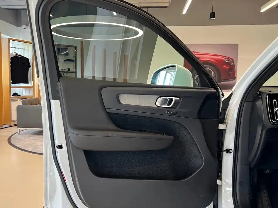 Volvo XC40 — фото 7