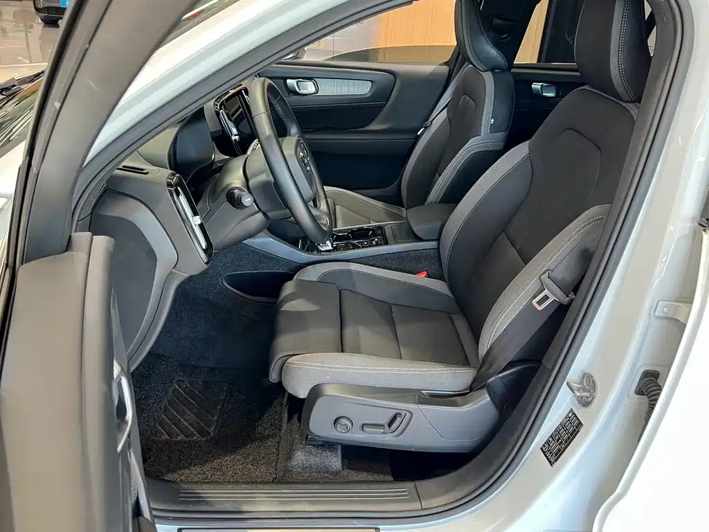Volvo XC40 — фото 9
