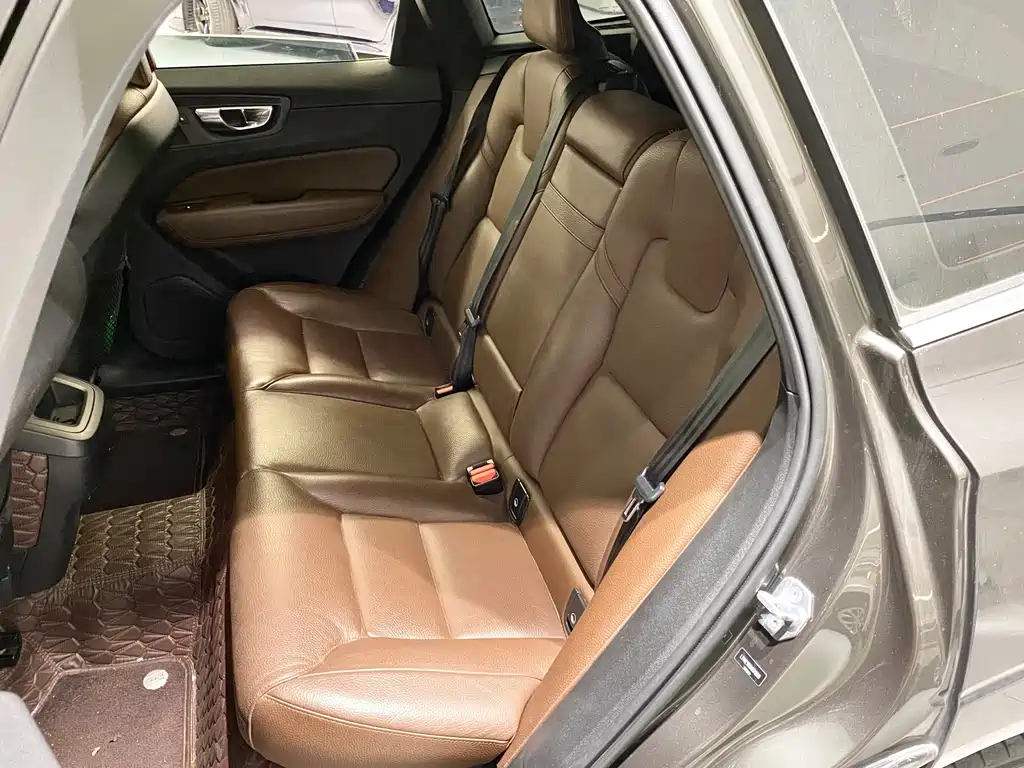 Volvo XC60 — фото 10