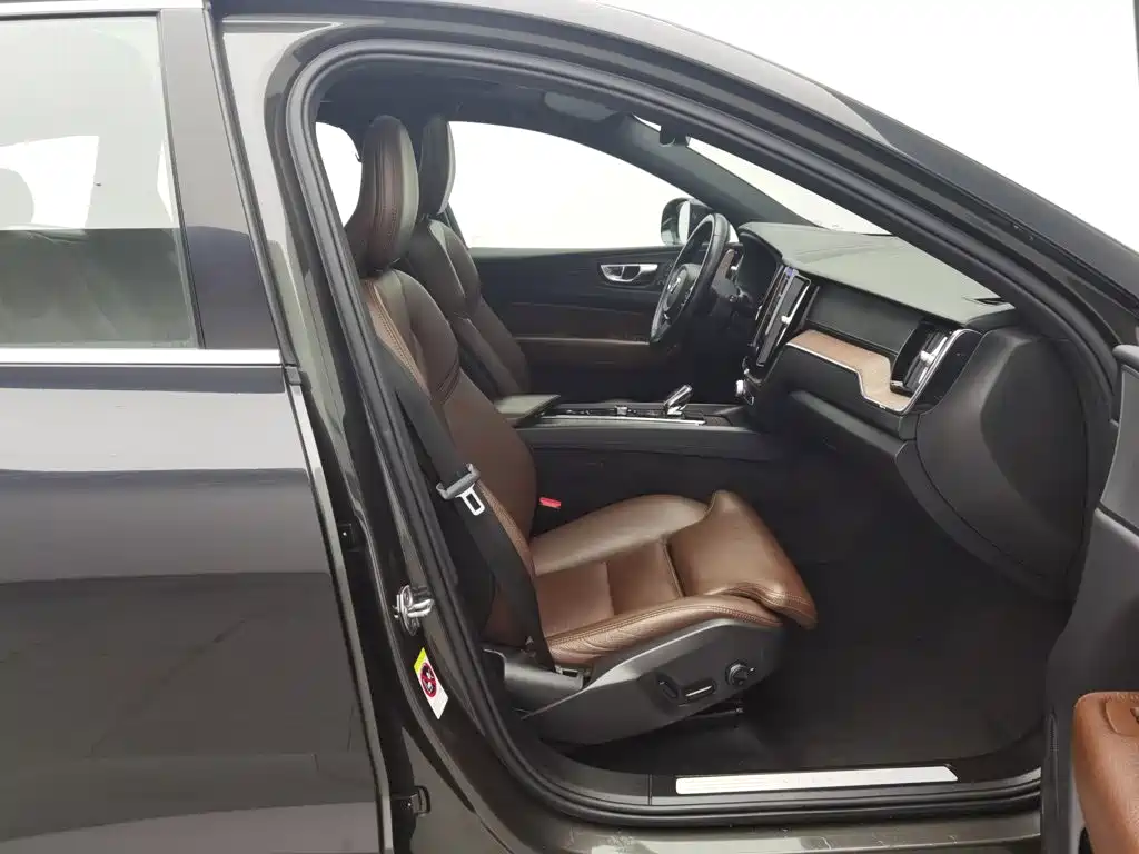 Volvo XC60 — фото 23