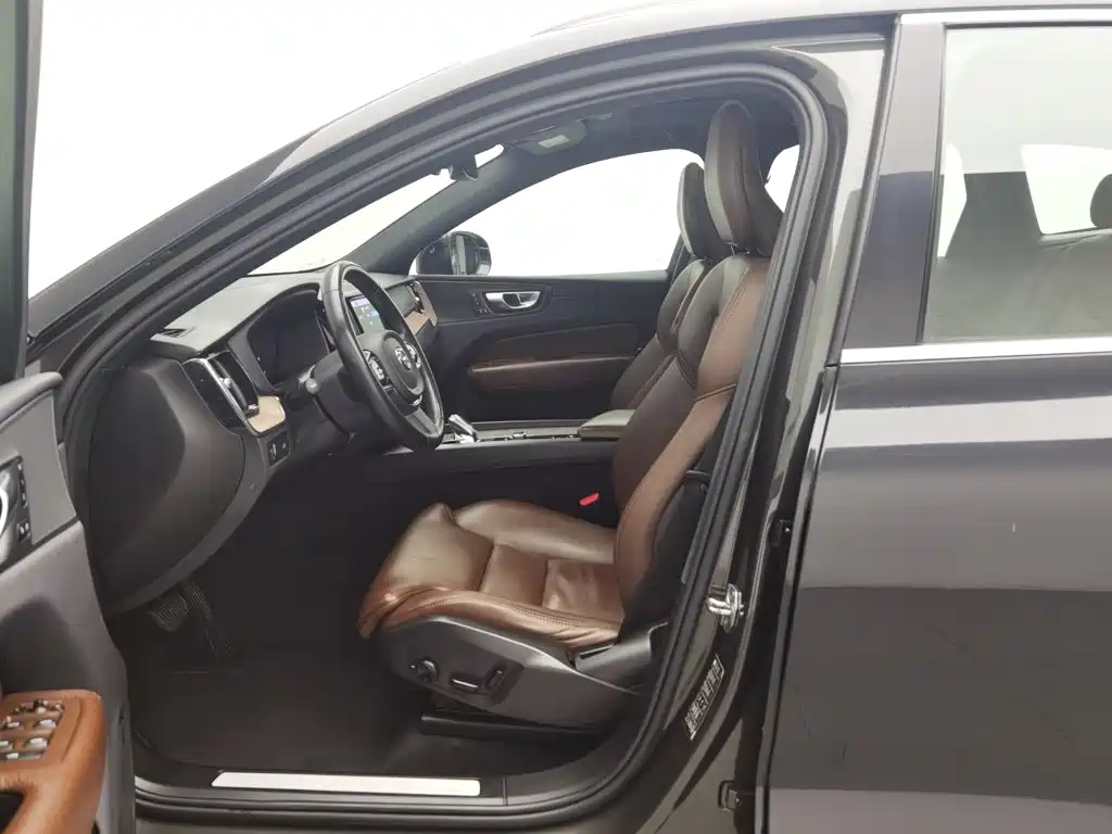 Volvo XC60 — фото 10