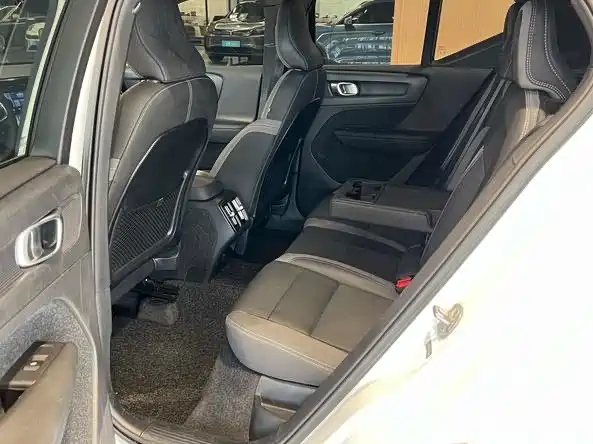 Volvo XC40 — фото 11
