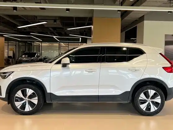Volvo XC40 — фото 3