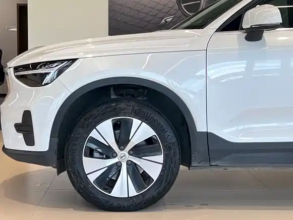 Volvo XC40 — фото 4