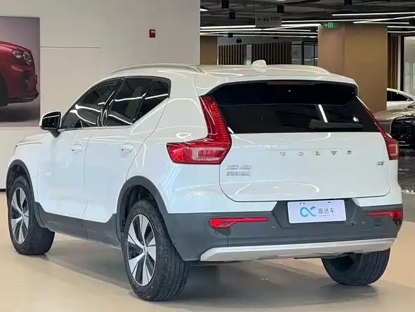 Volvo XC40 — фото 5