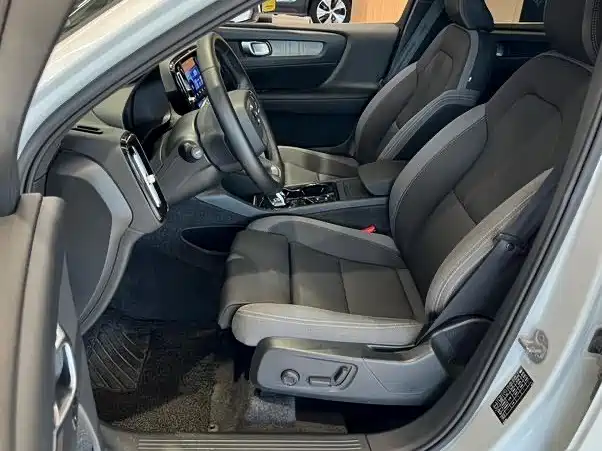 Volvo XC40 — фото 9