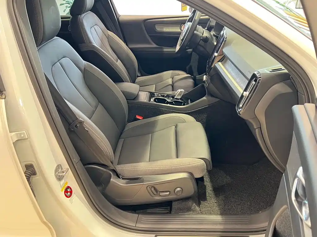 Volvo XC40 — фото 10