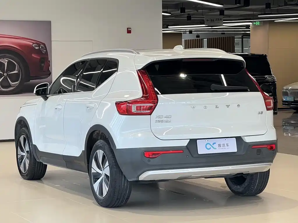 Volvo XC40 — фото 5