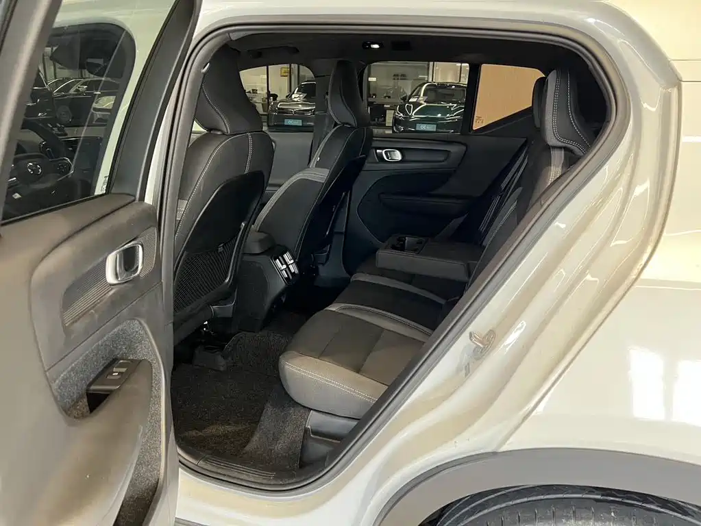Volvo XC40 — фото 10