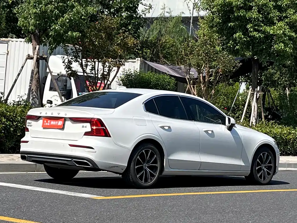 Volvo S60 — фото 4