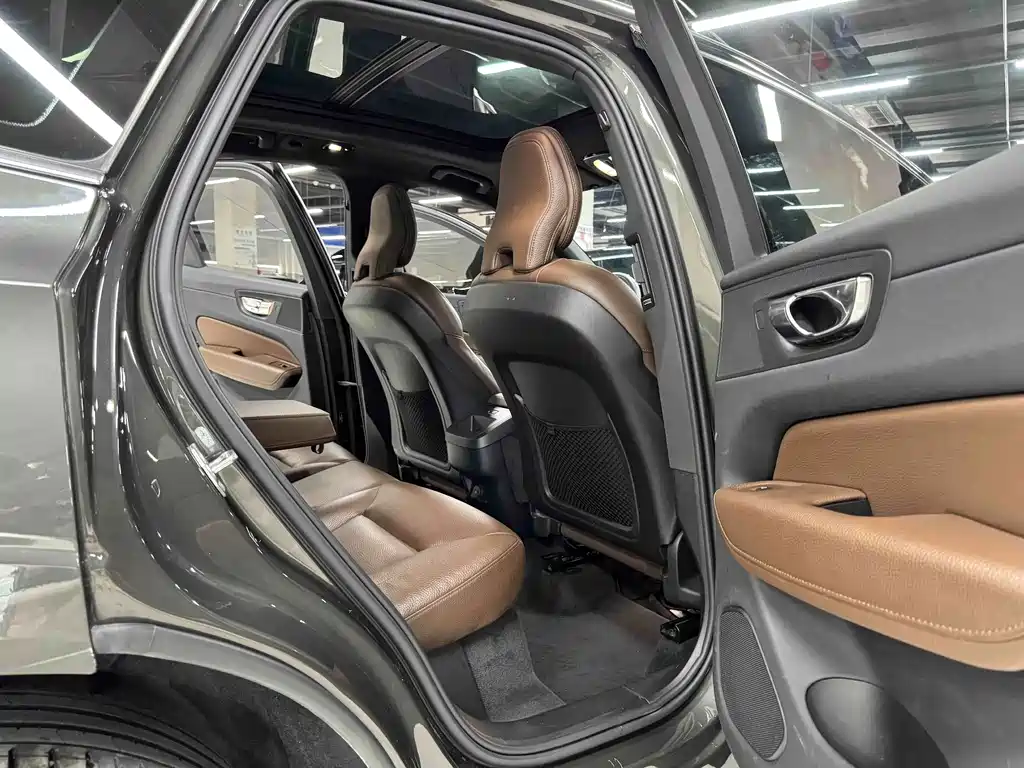 Volvo XC60 — фото 11