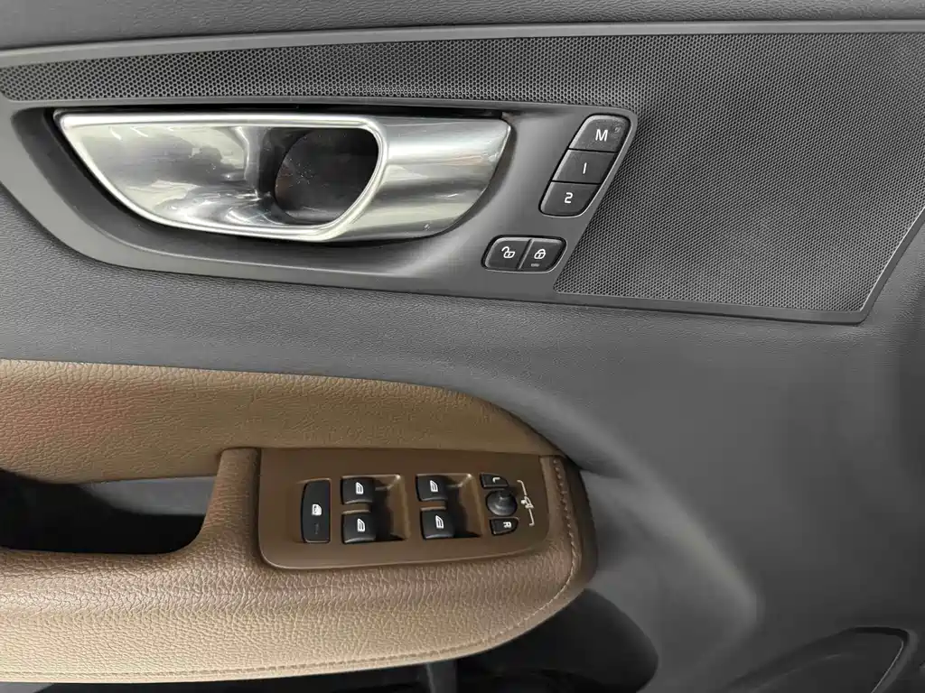 Volvo XC60 — фото 16