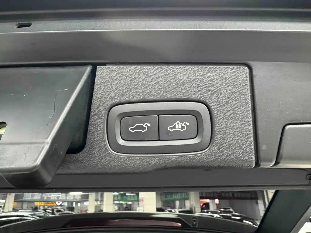 Volvo XC60 — фото 19