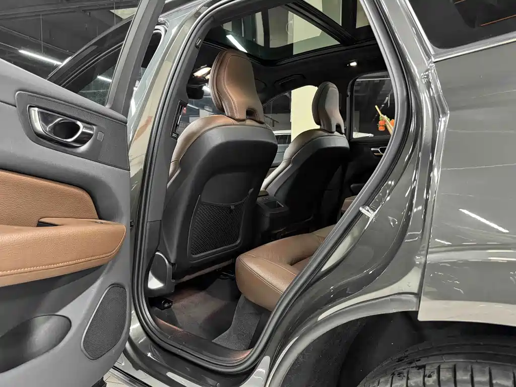 Volvo XC60 — фото 9