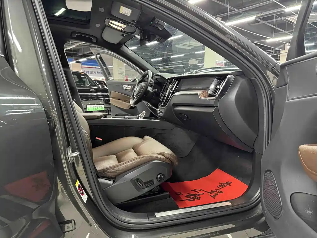 Volvo XC60 — фото 10