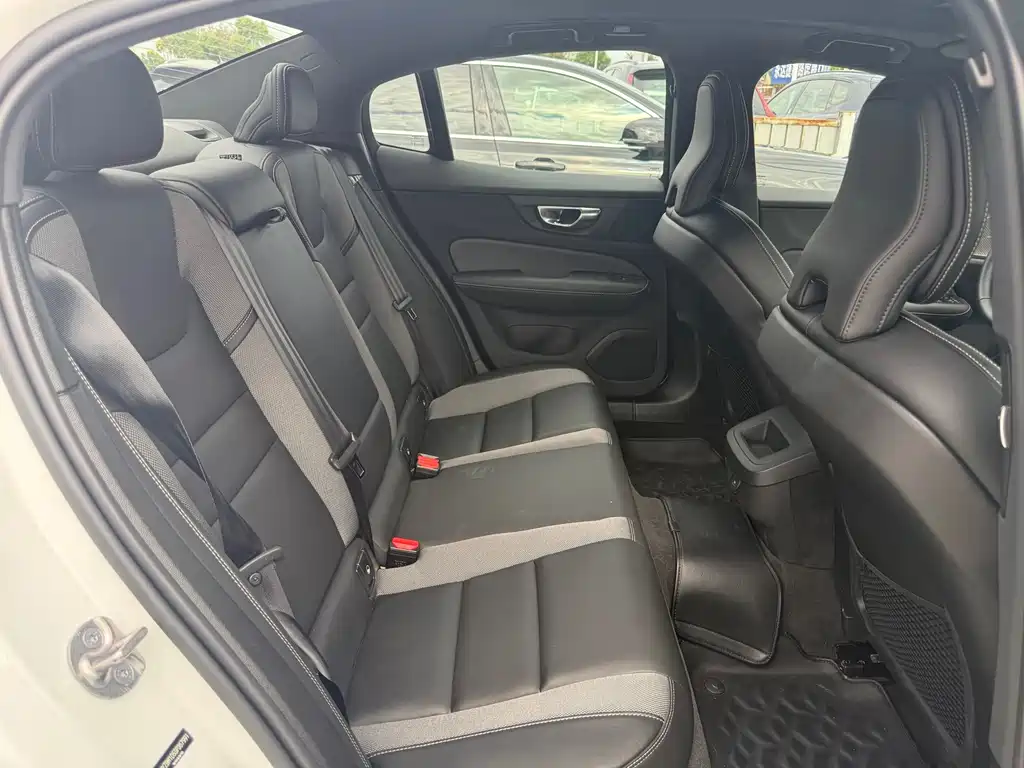 Volvo S60 — фото 16