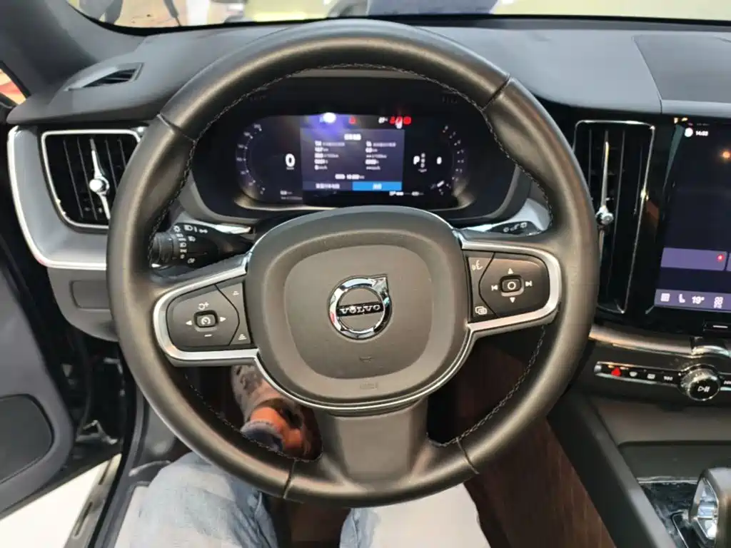 Volvo XC60 — фото 11