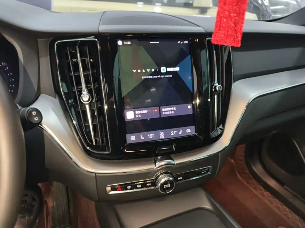 Volvo XC60 — фото 13