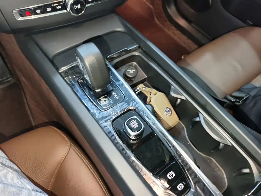 Volvo XC60 — фото 14