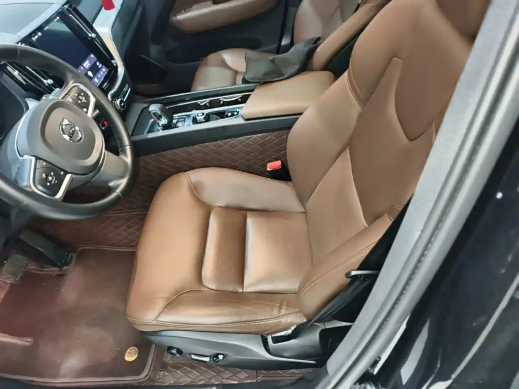 Volvo XC60 — фото 15
