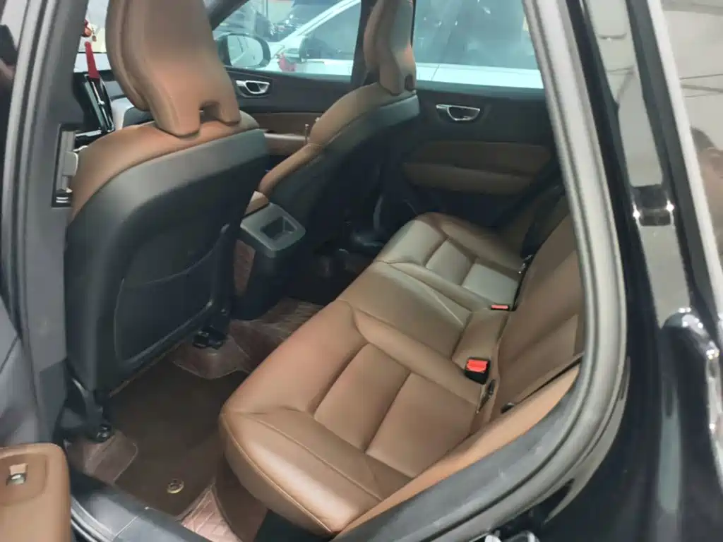 Volvo XC60 — фото 17