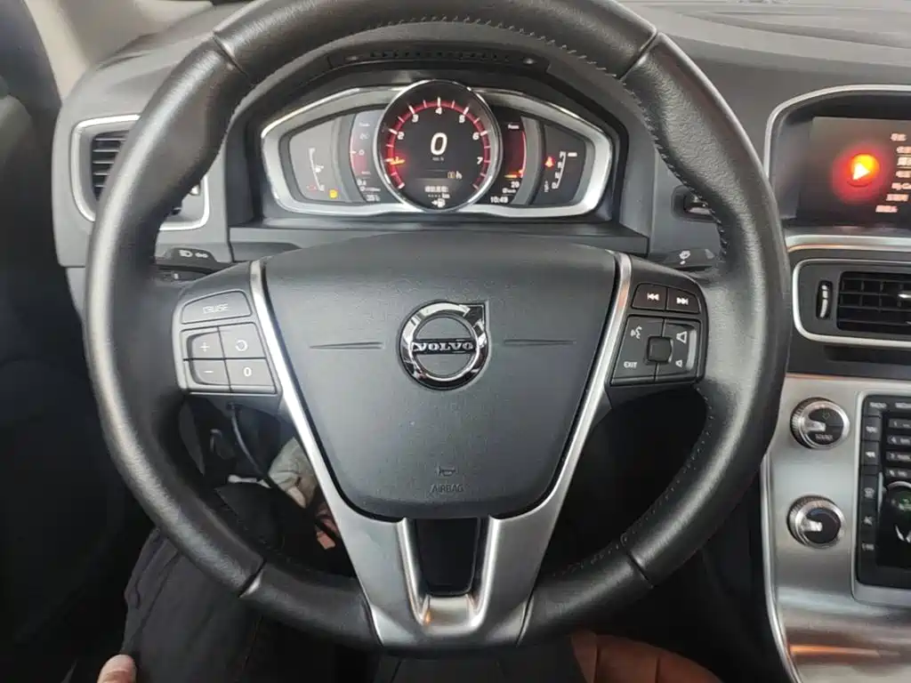 Volvo S60 — фото 11