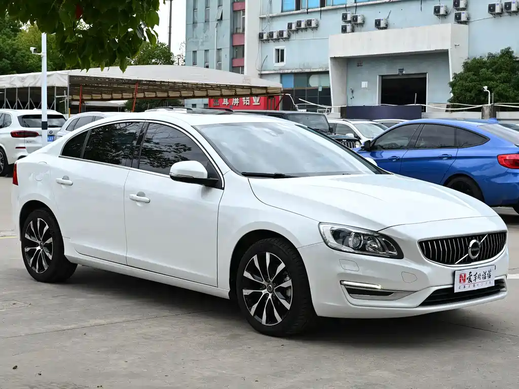 Volvo S60 — фото 4