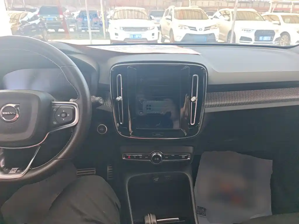 Volvo XC40 — фото 10