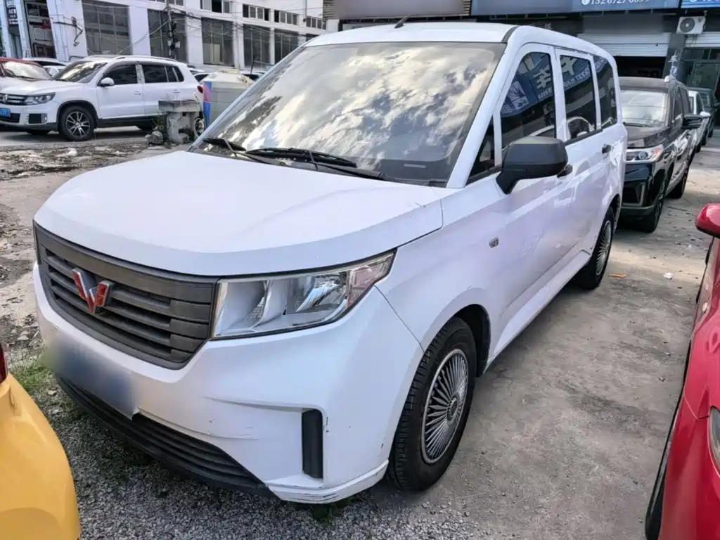 Wuling Hongguang PLUS — фото 2