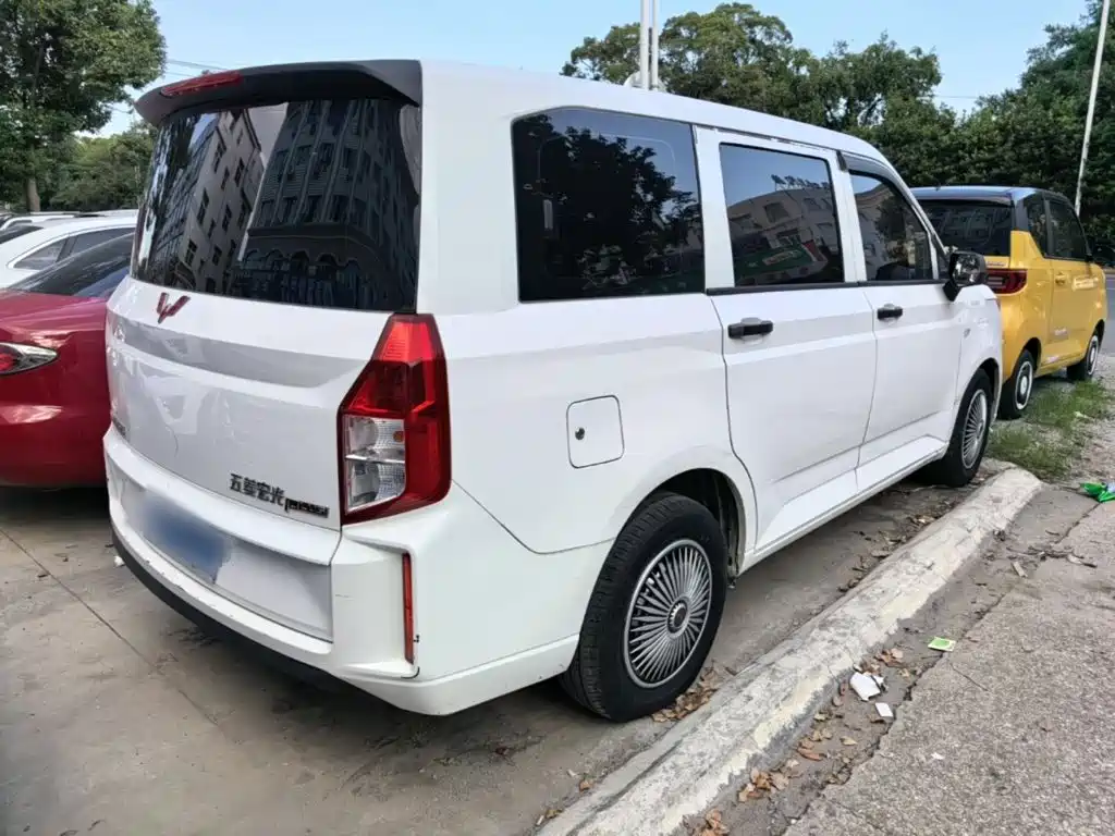 Wuling Hongguang PLUS — фото 7