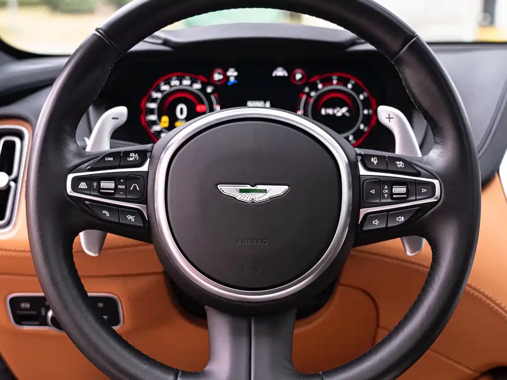 Aston Martin DBX — фото 10
