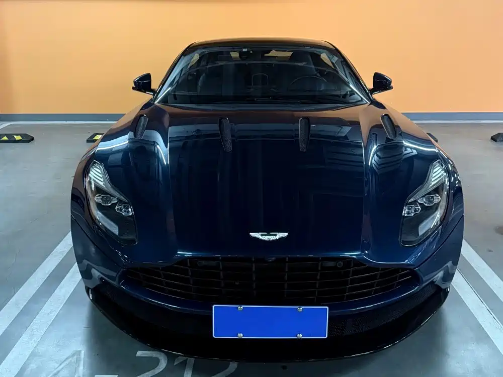 Aston Martin DB11 — фото 2