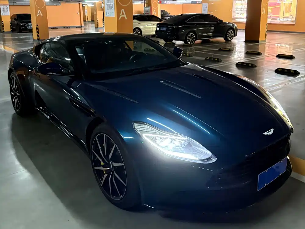Aston Martin DB11 — фото 9