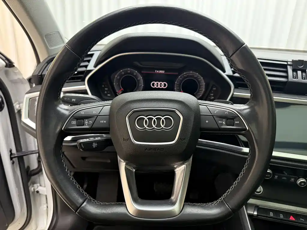 Audi Q3 — фото 10