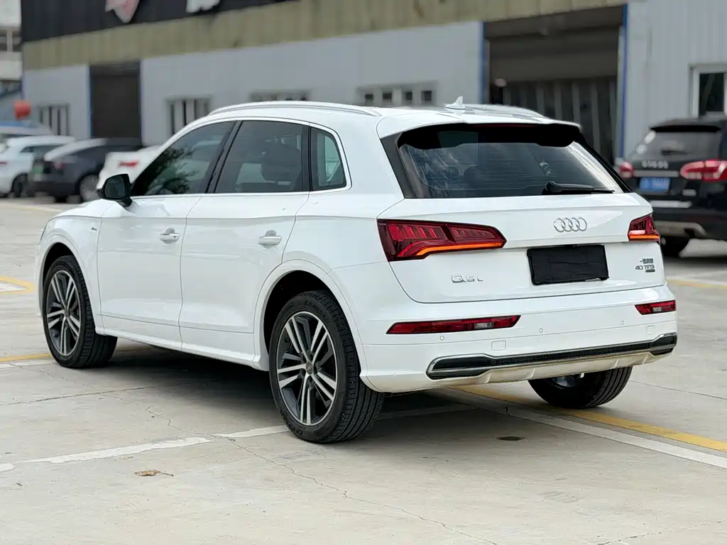 Audi Q5L — фото 5