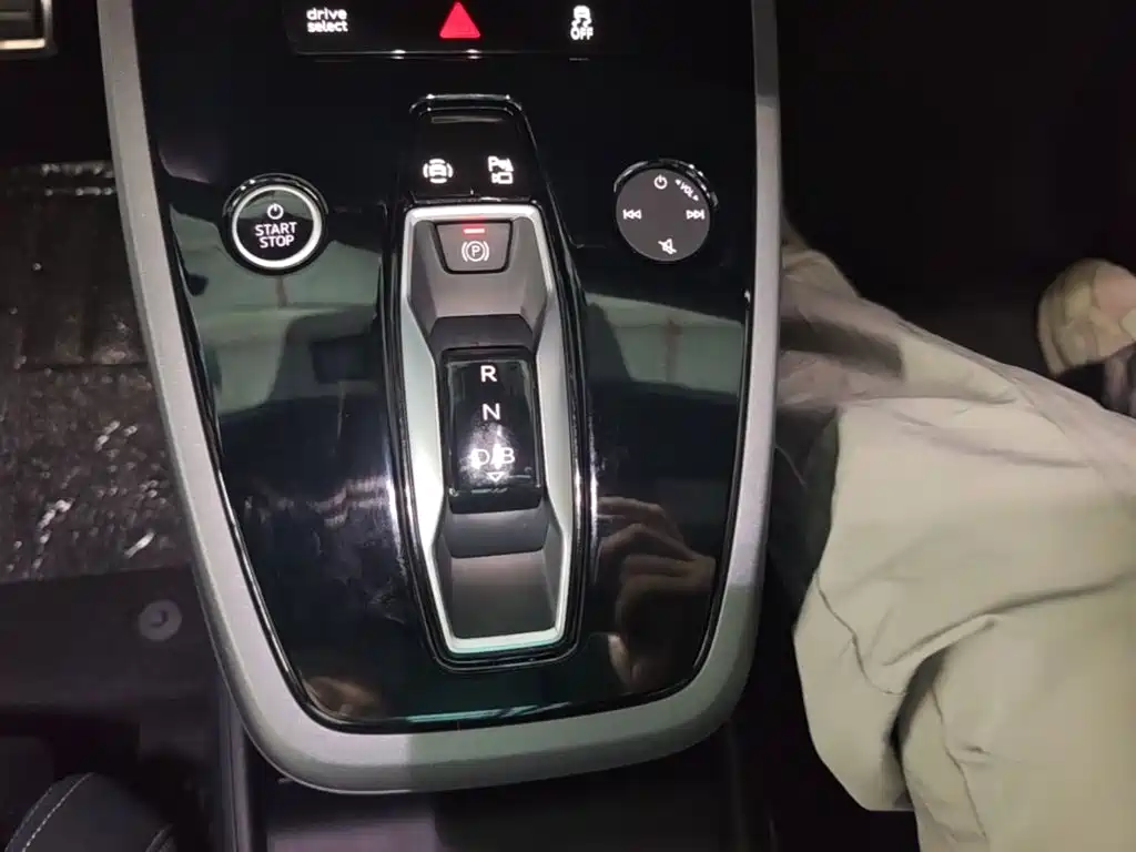 Audi Q5 e-tron — фото 19