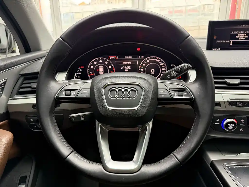 Audi Q7 — фото 14