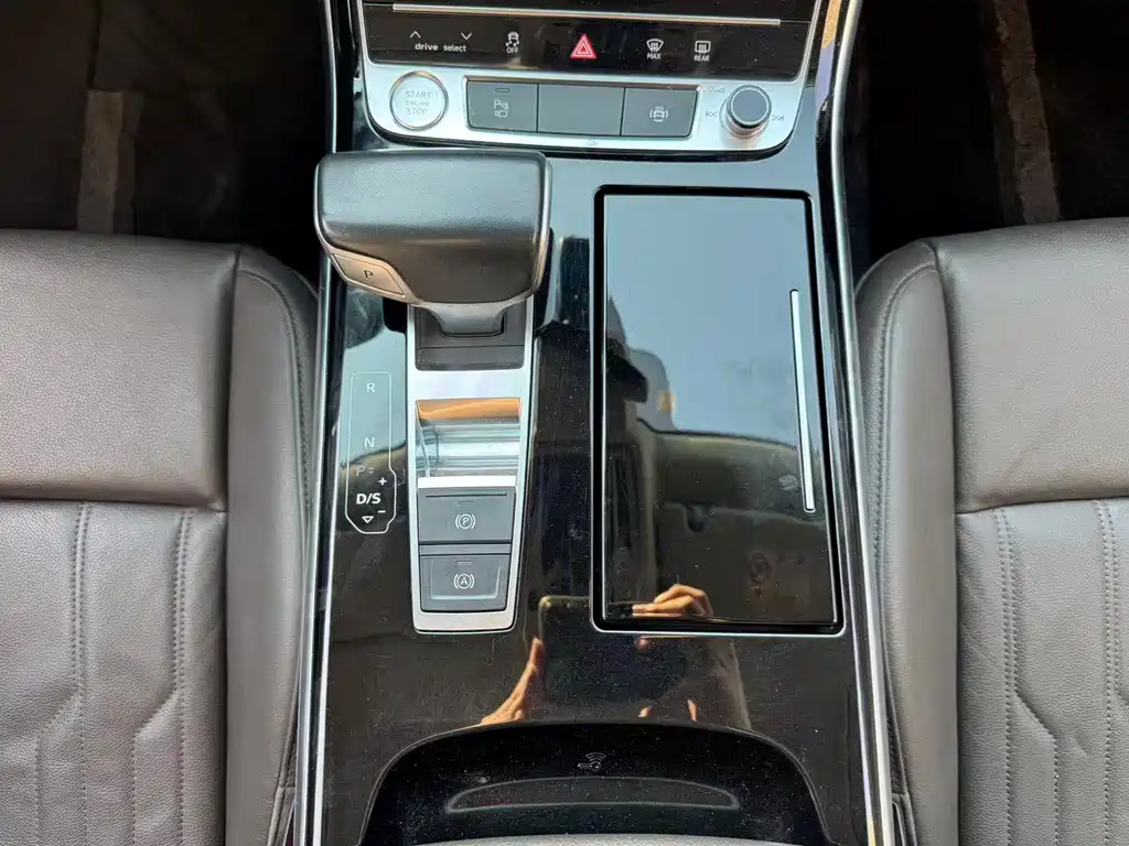 Audi A8 — фото 9